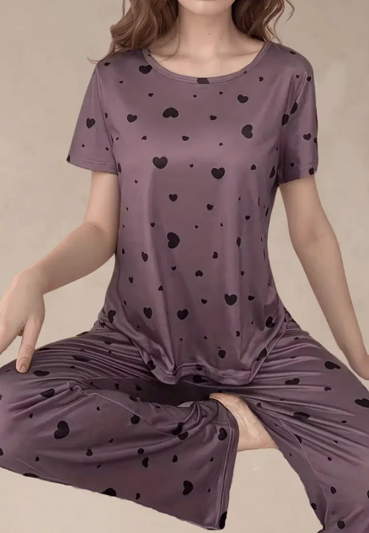 Fioletowy komplet piżamowy damski z krótkim rękawem i długimi spodniami w czarne serca