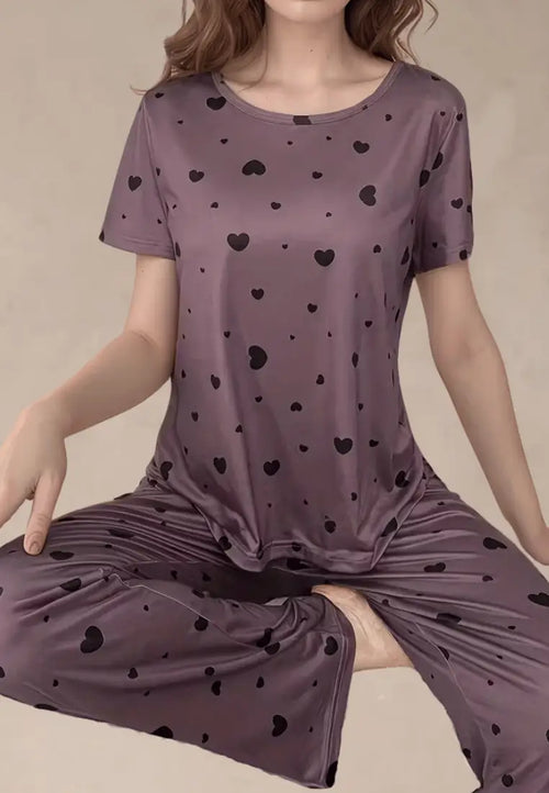 Fioletowy komplet piżamowy damski z krótkim rękawem i długimi spodniami w czarne serca