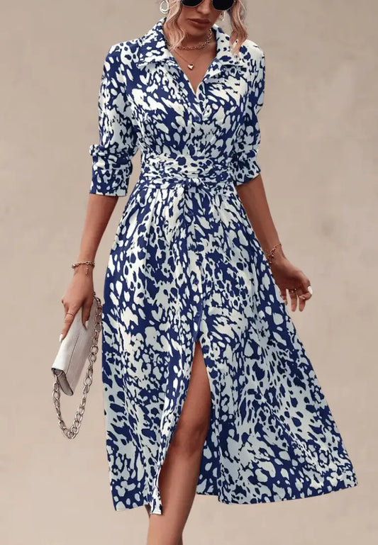 Niebieska sukienka koszulowa z printem wiązaniem i rozcięciem