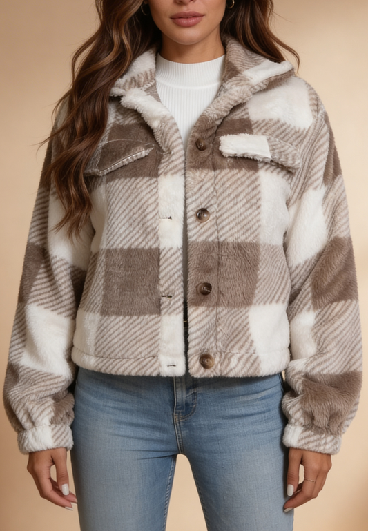 Beżowa kurtka damska polarowa krótka w kratę z guzikami