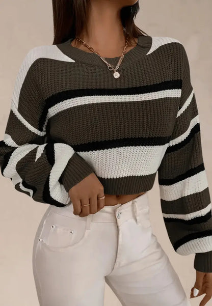 Brązowy sweter damski w czarno-białe poziome paski