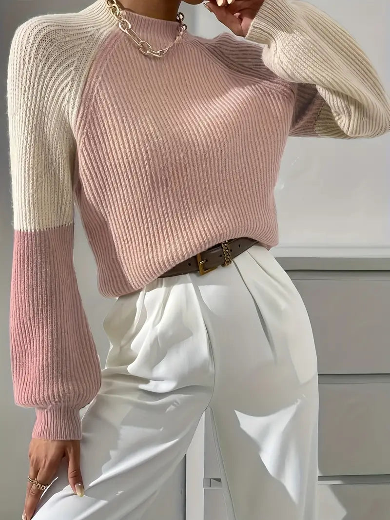Sweter damski w odcieniach pudrowego różu i ecru z szerokimi rękawami