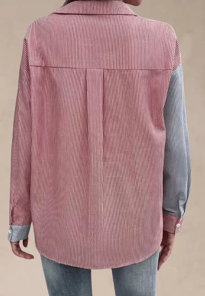 Dwukolorowa koszula damska w paski z kieszenią i jasnymi guzikami