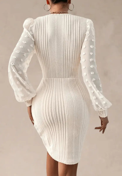 Kremowa sukienka dzianinowa z tiulowymi rękawami 3D