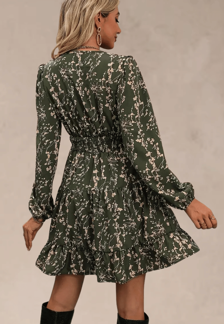 Zielona sukienka w kwiaty z długim rękawem i dekoltem V
