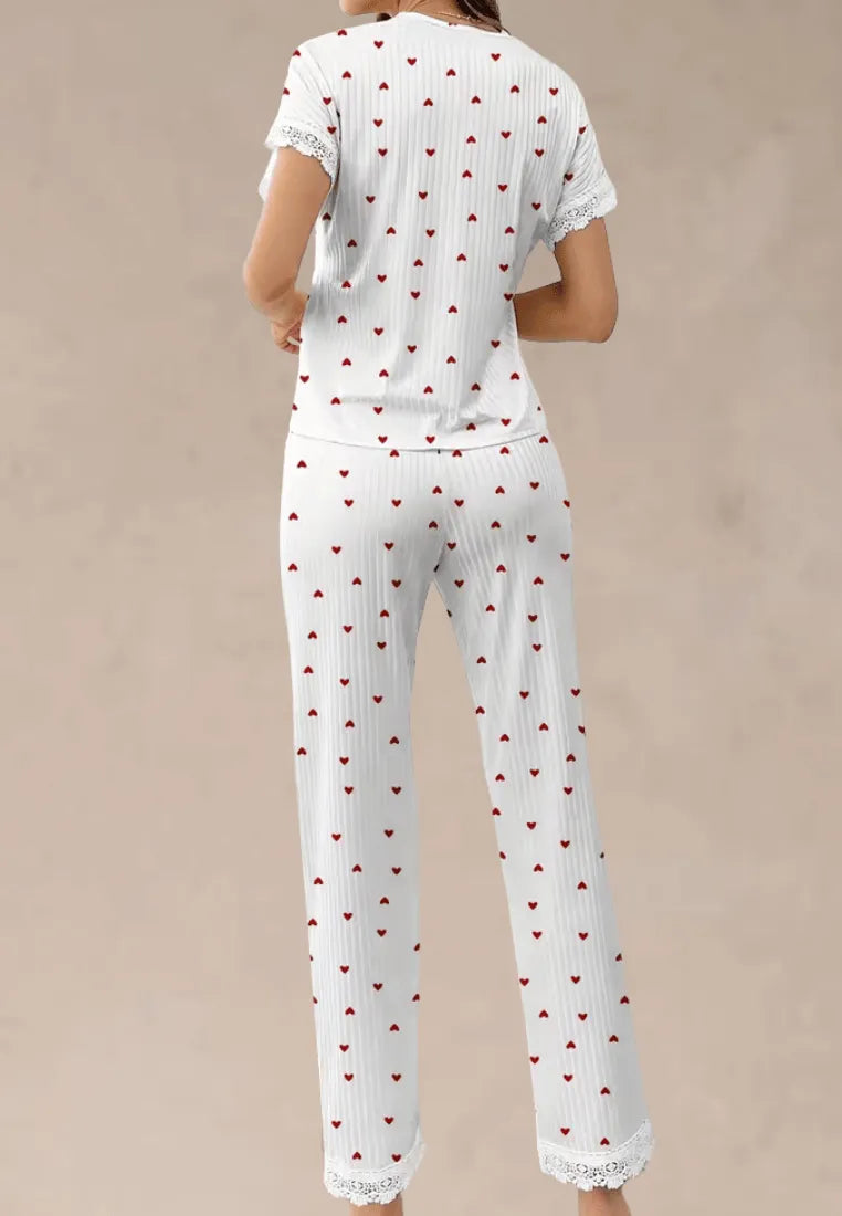 Biały komplet piżamowy damski z krótkim rękawem i długimi spodniami w serca