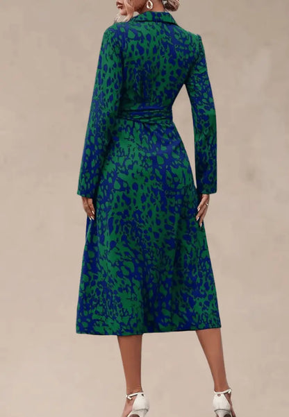 Niebiesko-zielona sukienka kopertowa z kołnierzem i paskiem