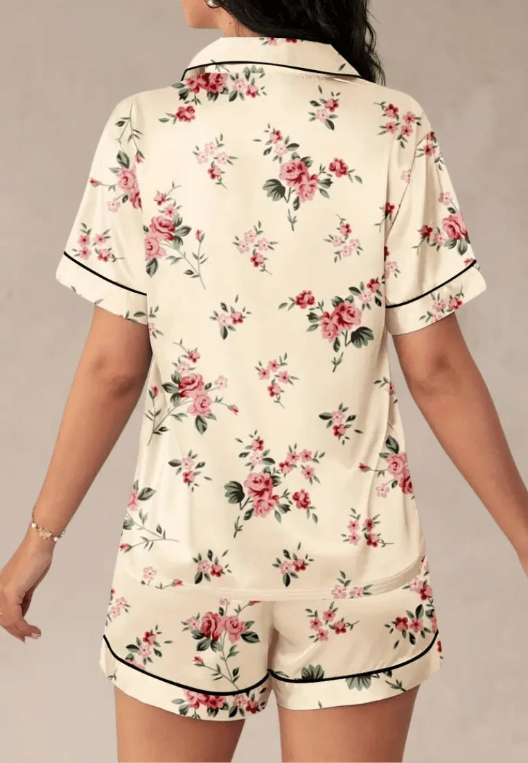 Kremowy komplet piżamowy damski w kwiaty z koszulą i spodenkami