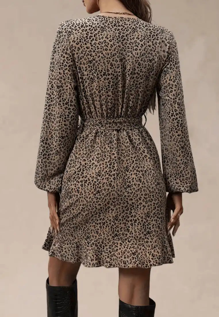 Beżowa sukienka kopertowa w panterkę z wiązaniem i falbaną