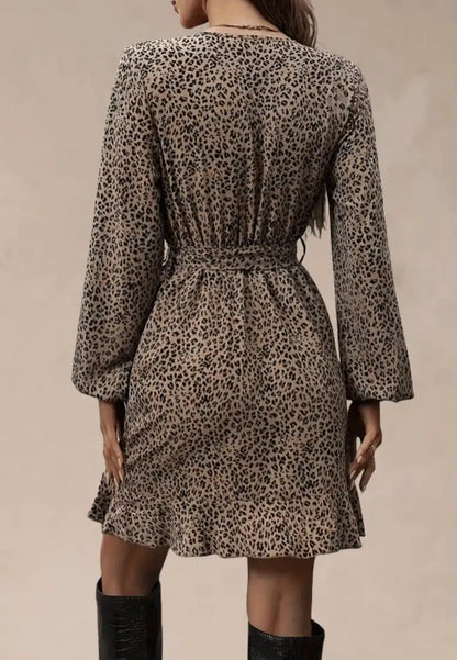 Beżowa sukienka kopertowa w panterkę z wiązaniem i falbaną