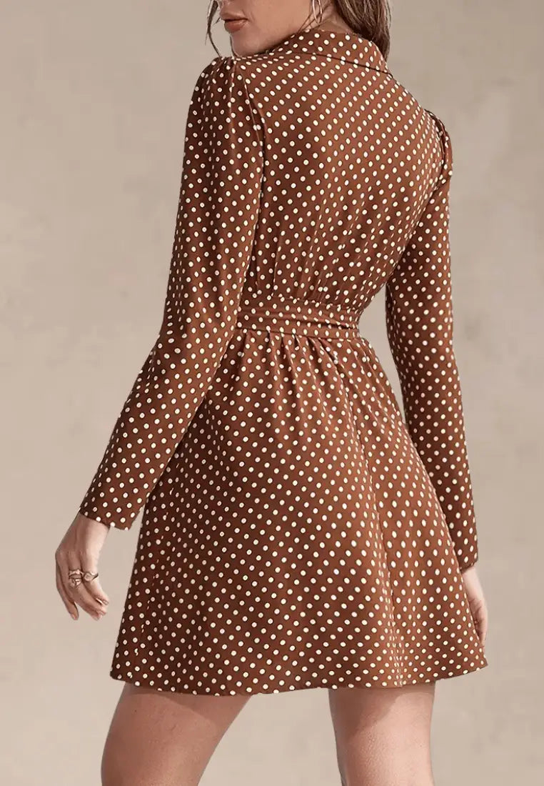 Brązowa sukienka w groszki z kołnierzykiem i wiązaniem w talii