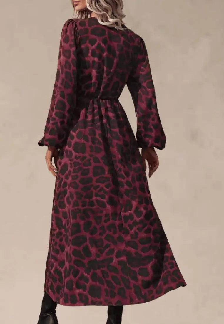 Bordowo‑czarna sukienka maxi w panterkę z kopertowym dekoltem