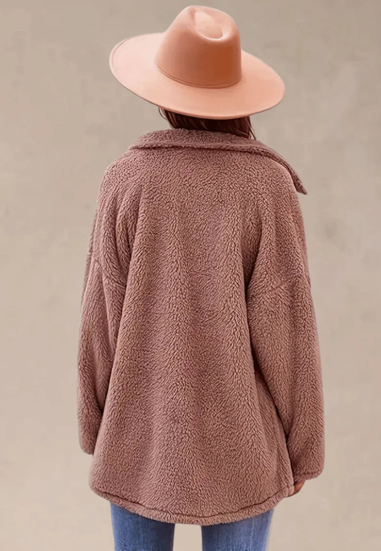 Brązowa kurtka damska zapinana na guziki z kieszonką