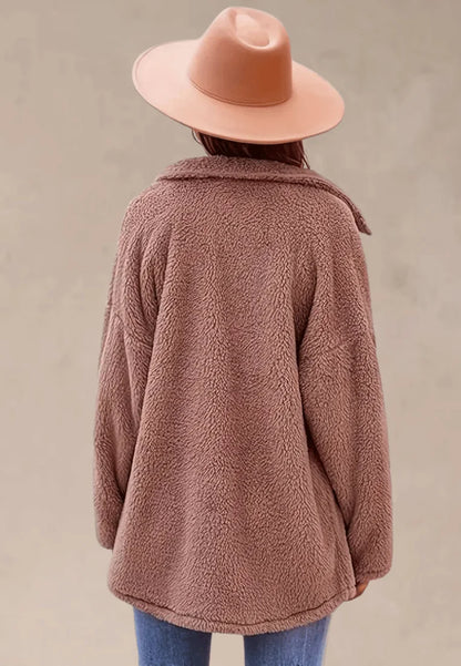 Brązowa kurtka damska zapinana na guziki z kieszonką