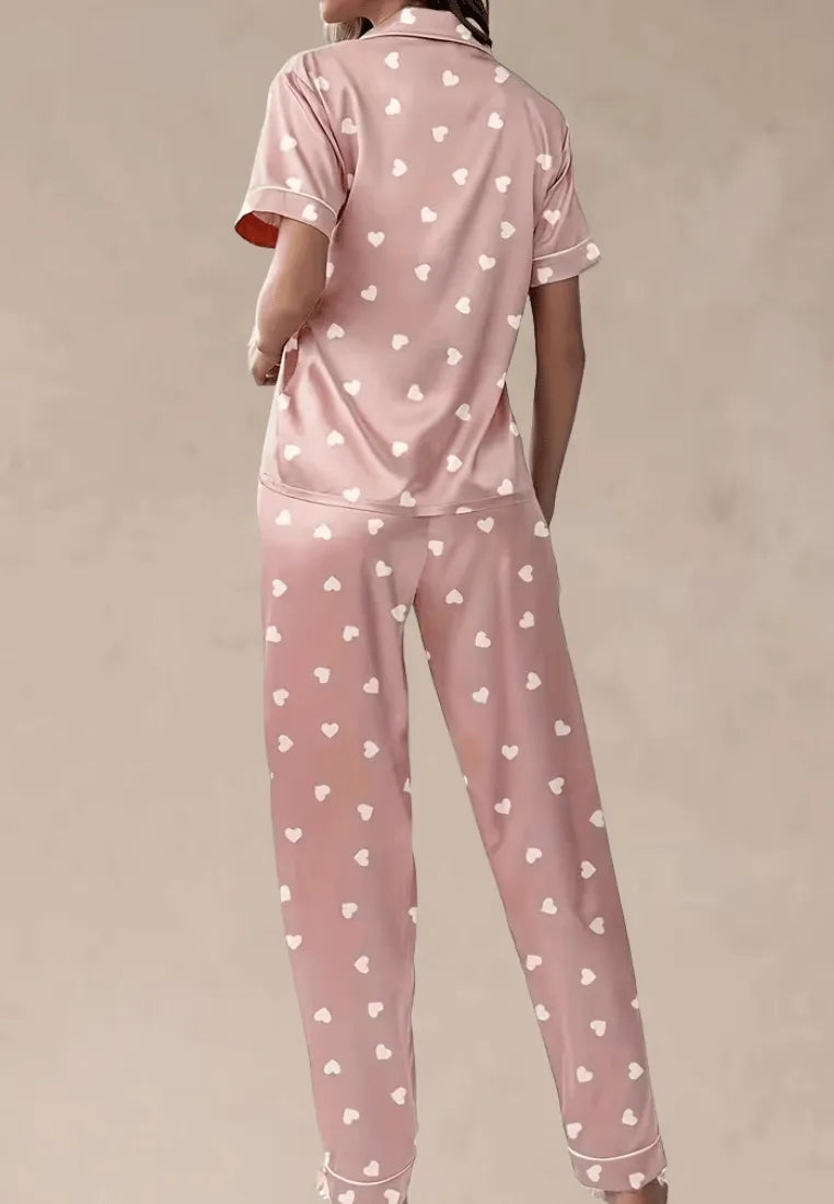 Różowy komplet piżamowy damski z krótkim rękawem i długimi spodniami w serduszka