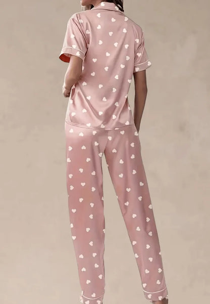 Różowy komplet piżamowy damski z krótkim rękawem i długimi spodniami w serduszka