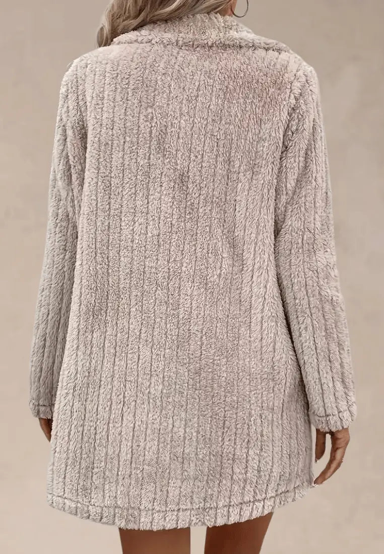 Beżowa kurtka damska polarowa długa z kieszeniami i guzikami