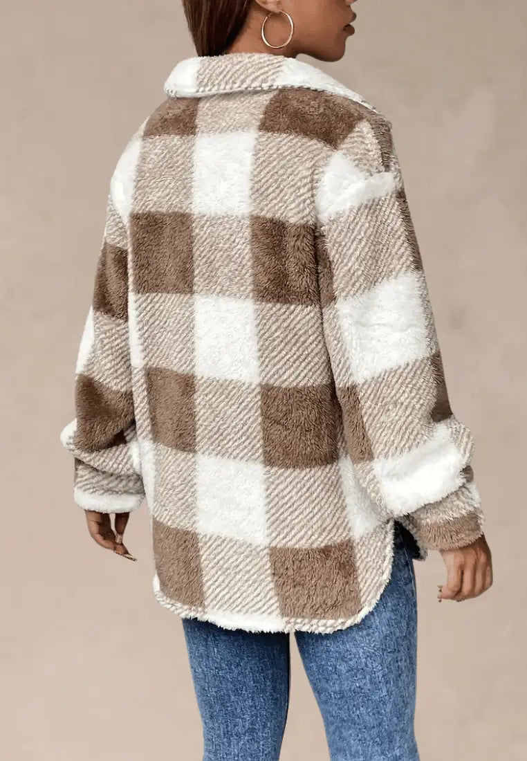 Beżowa kurtka damska polarowa długa w kratę z guzikami