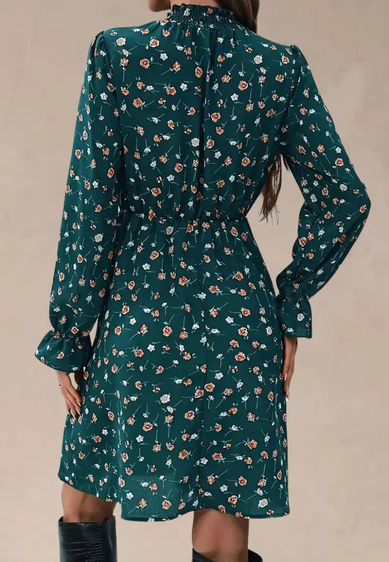 Zielona sukienka w kwiaty z długim rękawem