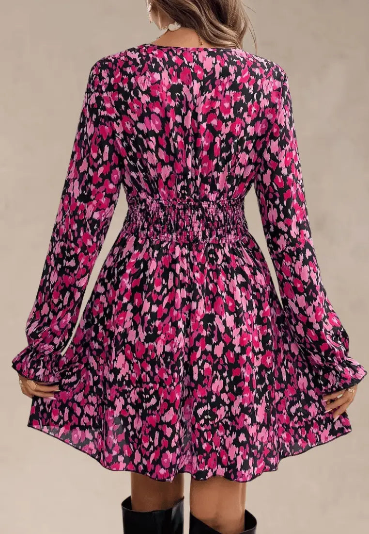 Różowa sukienka z printem kopertowa marszczona z długim rękawem
