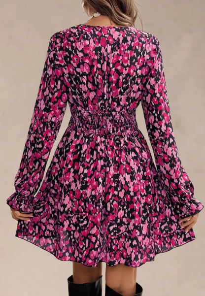 Różowa sukienka z printem kopertowa marszczona z długim rękawem