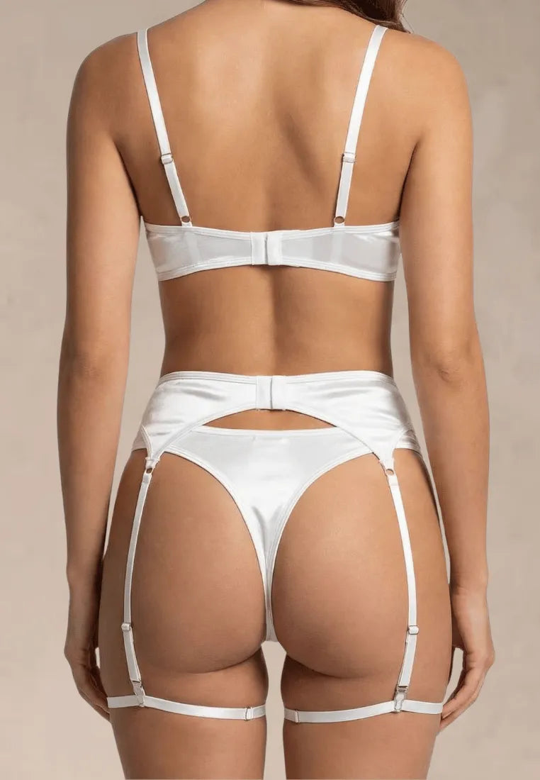 Biały zestaw bielizny damski haftowany z kwiatowym motywem i pasem do pończoch