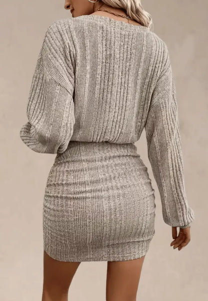 Beżowa sukienka prążkowana dzianinowa z dekoltem V i długim rękawem