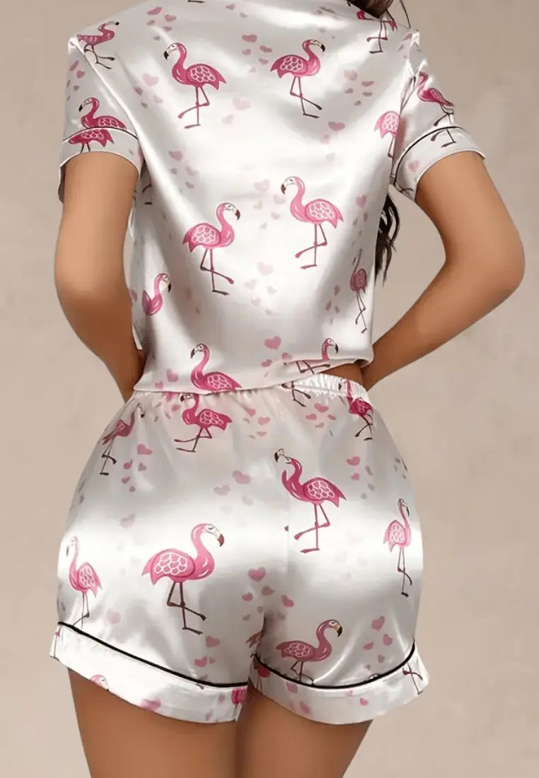 Biały komplet piżamowy damski z koszulą i szortami w flamingi
