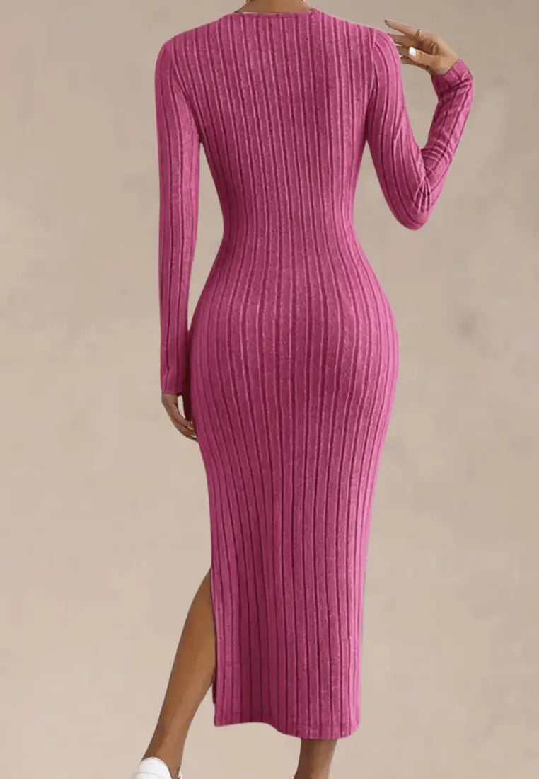 Różowa sukienka dzianinowa dopasowana z rozcięciem na nodze