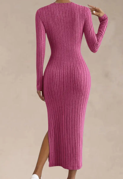 Różowa sukienka dzianinowa dopasowana z rozcięciem na nodze