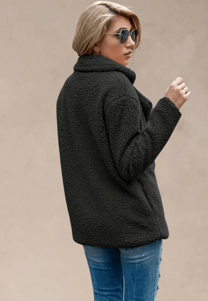 Czarna kurtka damska polarowa oversize z guzikami do bioder