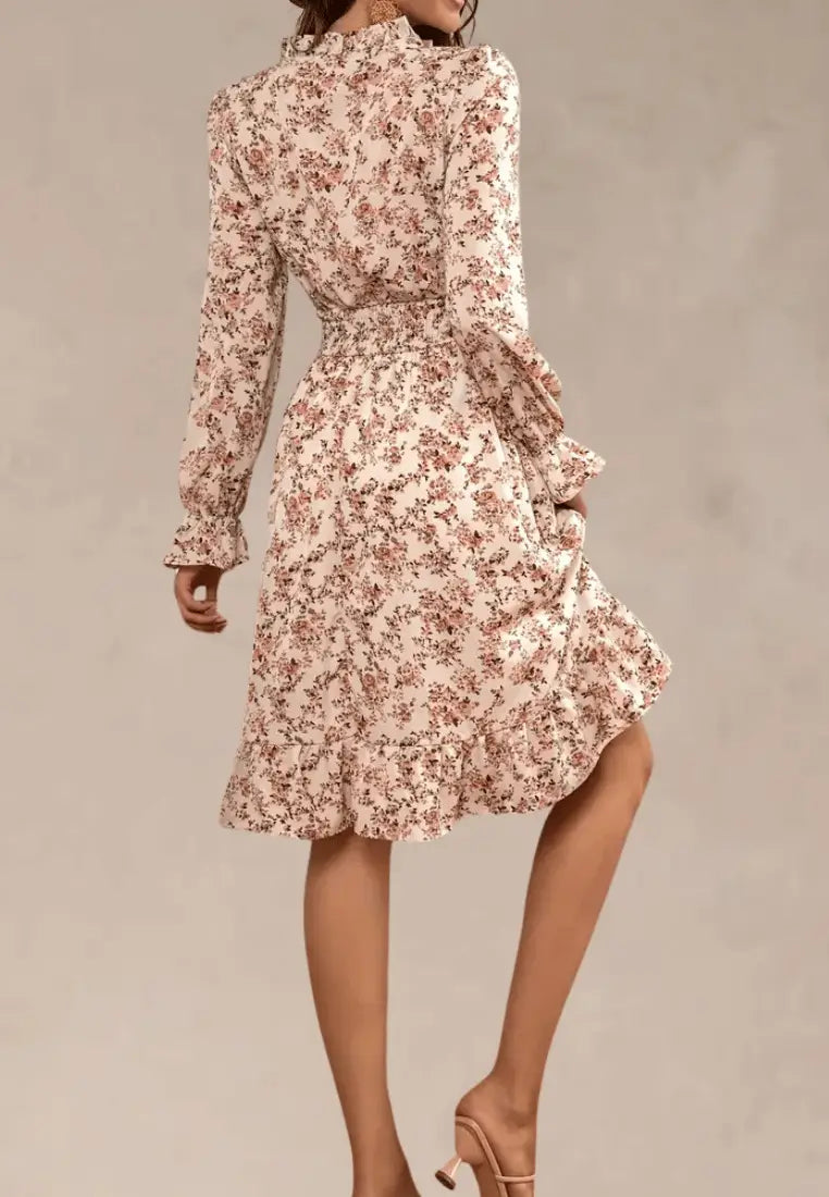 Kremowa sukienka midi w kwiaty z gumką w talii i długim rękawem