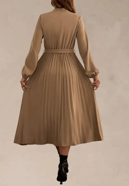 Beżowa sukienka midi z plisowanym dołem, stójką i paskiem
