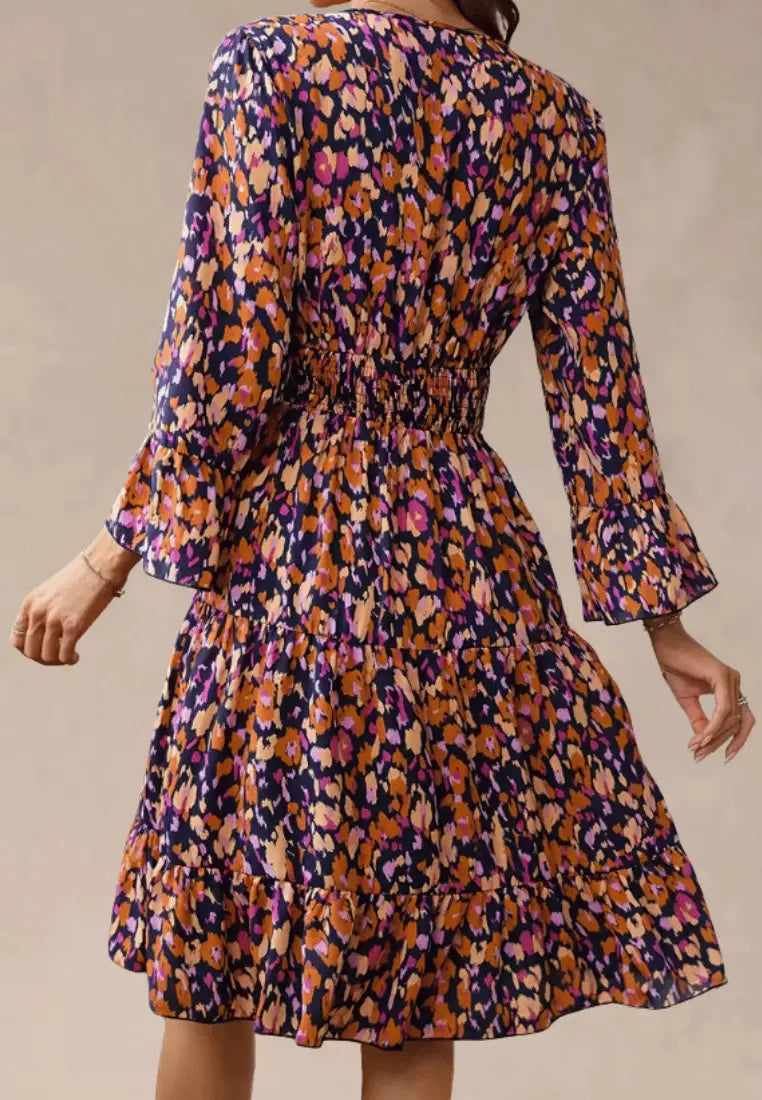 Fioletowo‑pomarańczowa sukienka kopertowa z wiązaniem w talii i długim rękawem