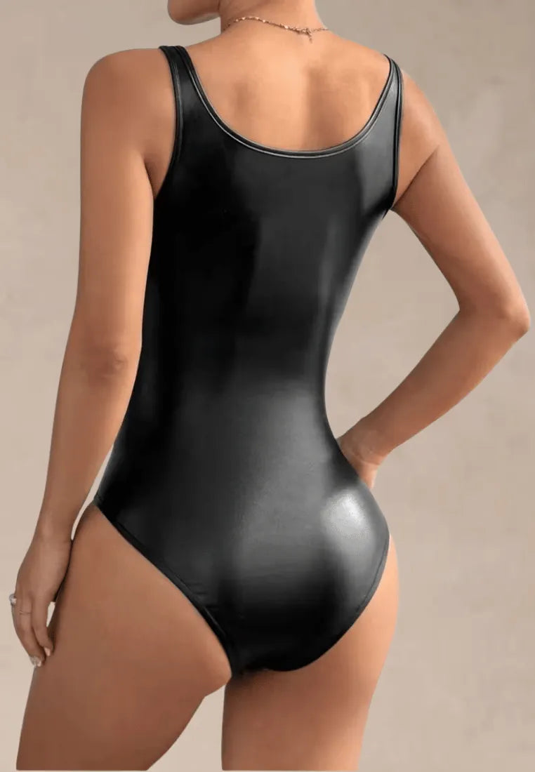 Czarne body damskie na ramiączkach z efektem skóry i modelującym fasonem