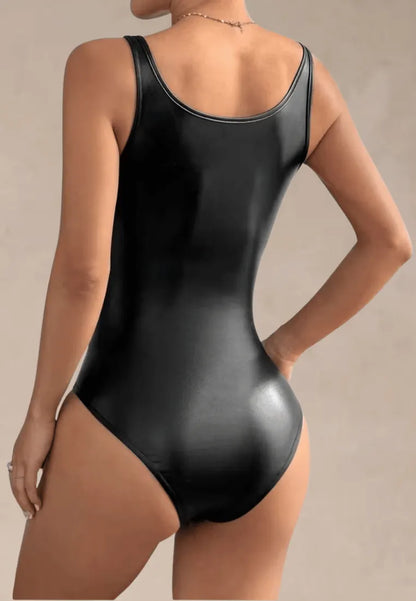 Czarne body damskie na ramiączkach z efektem skóry i modelującym fasonem