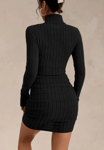 Czarna sukienka dzianinowa dopasowana z golfem i długim rękawem