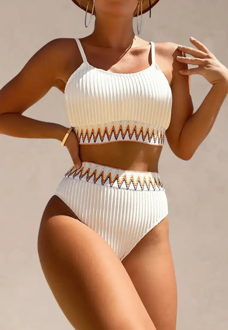 Biały strój kąpielowy dwuczęściowy damski z efektownym zdobieniem