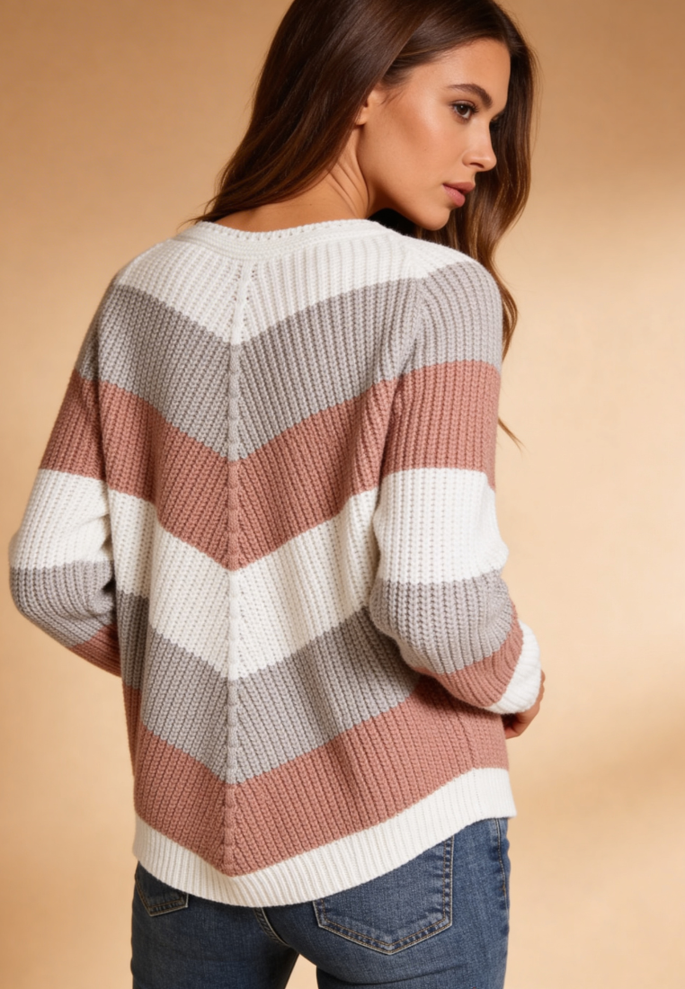 Pastelowy sweter damski w pasy z okrągłym dekoltem