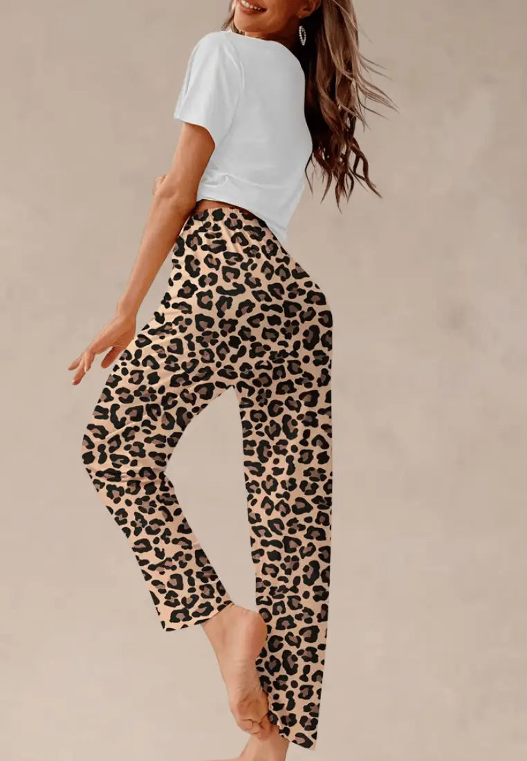 Biały komplet piżamowy damski z t-shirtem i spodniami w panterkę