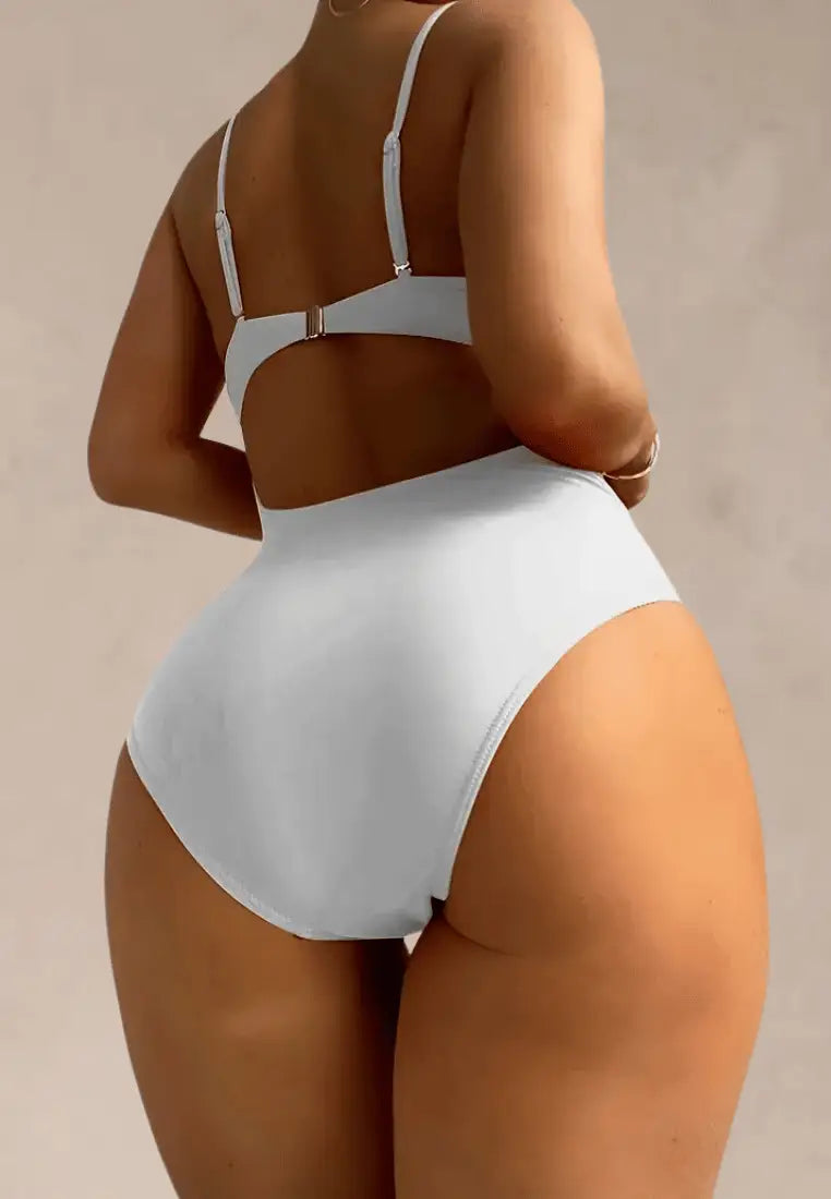 Biały strój kąpielowy jednoczęściowy damski z efektownym wycięciem pod biustem