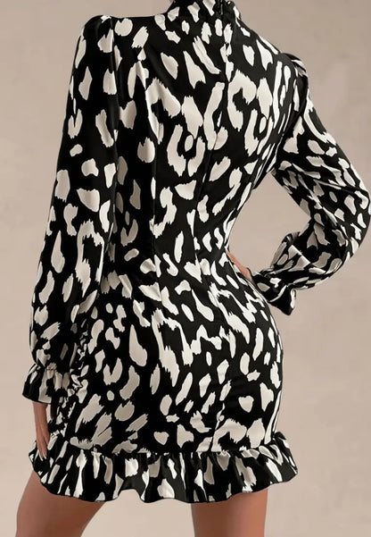 Czarna sukienka z panterkowym wzorem stójką i długim rękawem
