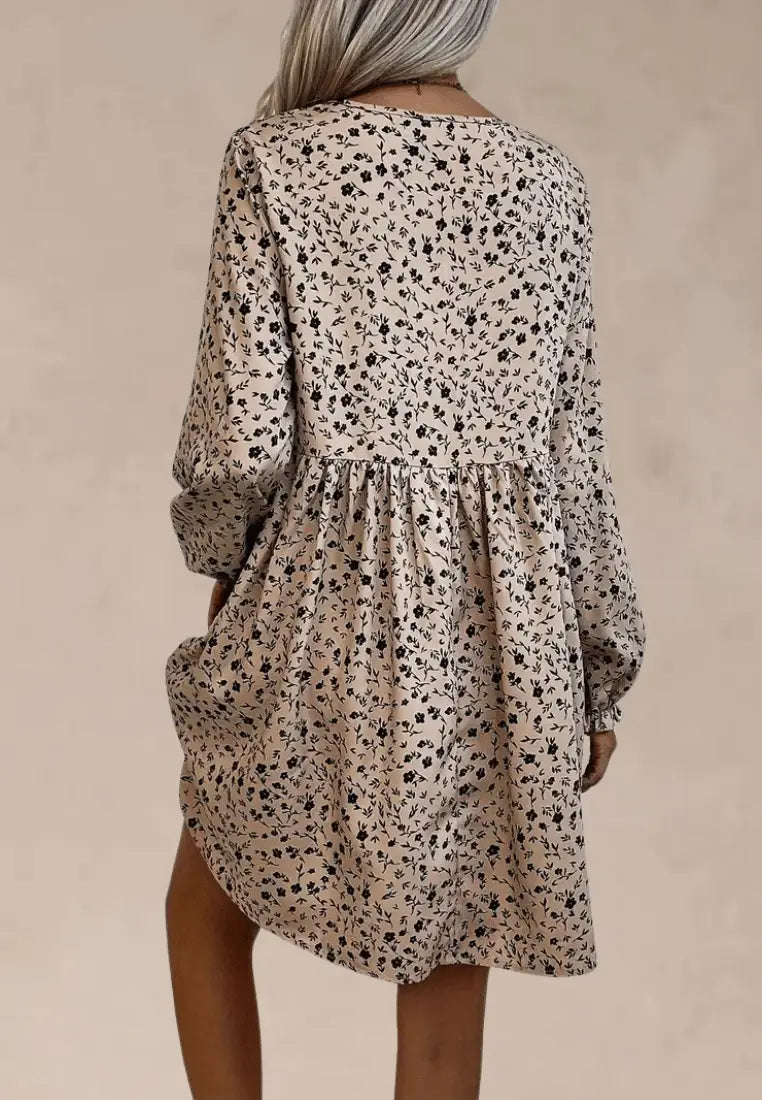 Beżowa sukienka w czarne kwiaty z dekoltem V i długim rękawem