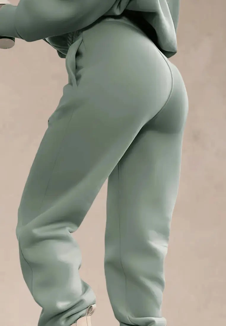 Zielony komplet dresowy damski z kapturem i wygodnymi spodniami