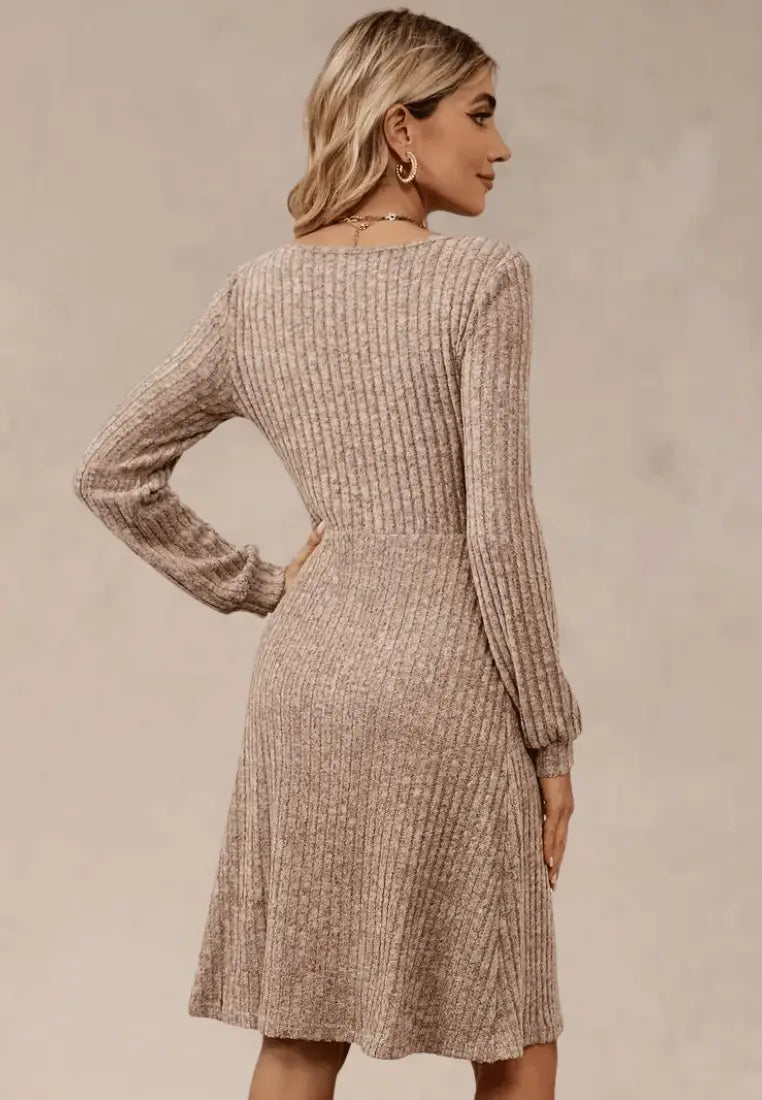 Beżowa sukienka prążkowana midi z guzikami i długim rękawem
