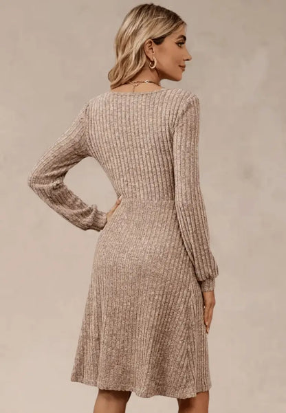 Beżowa sukienka prążkowana midi z guzikami i długim rękawem