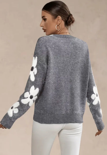 Szary sweter damski z kwiatowym wzorem na rękawach
