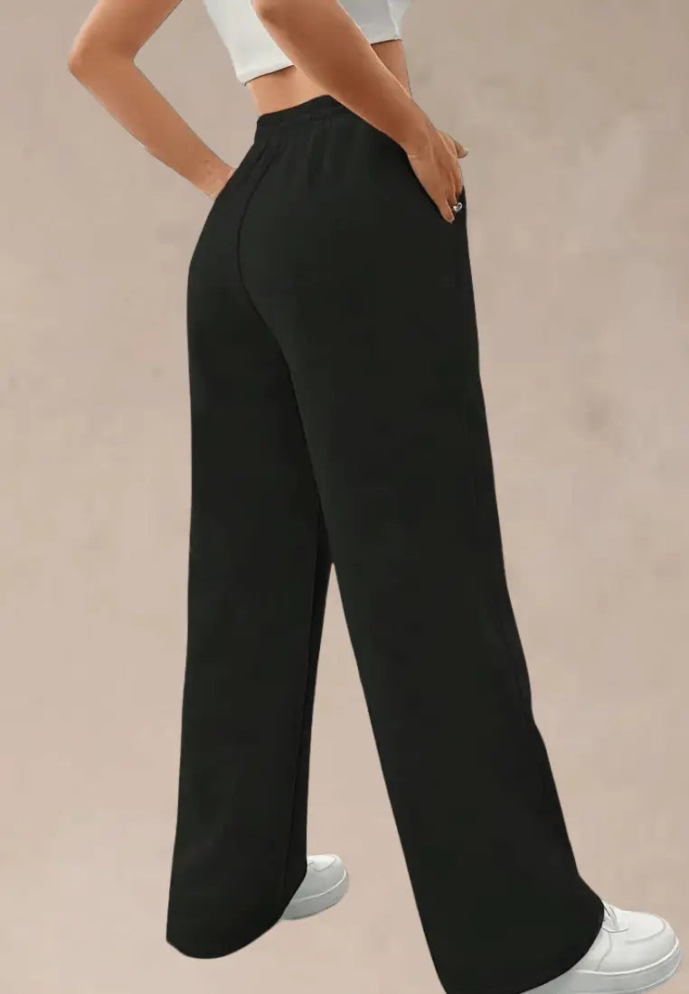 Czarne spodnie dresowe damskie z szerokimi nogawkami i gumką