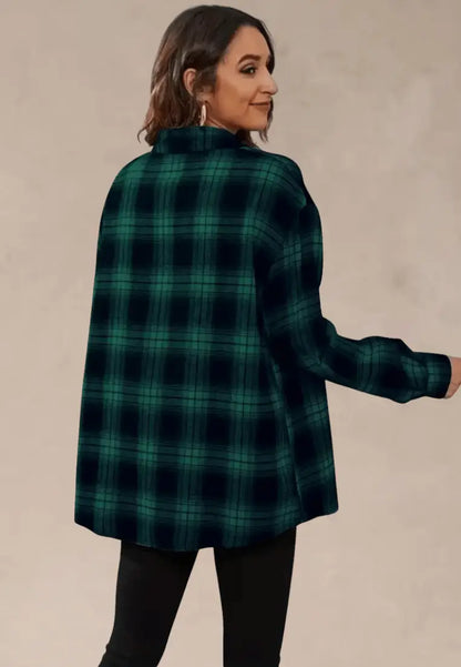 Zielona koszula damska flanelowa w kratę z kołnierzykiem i długim rękawem
