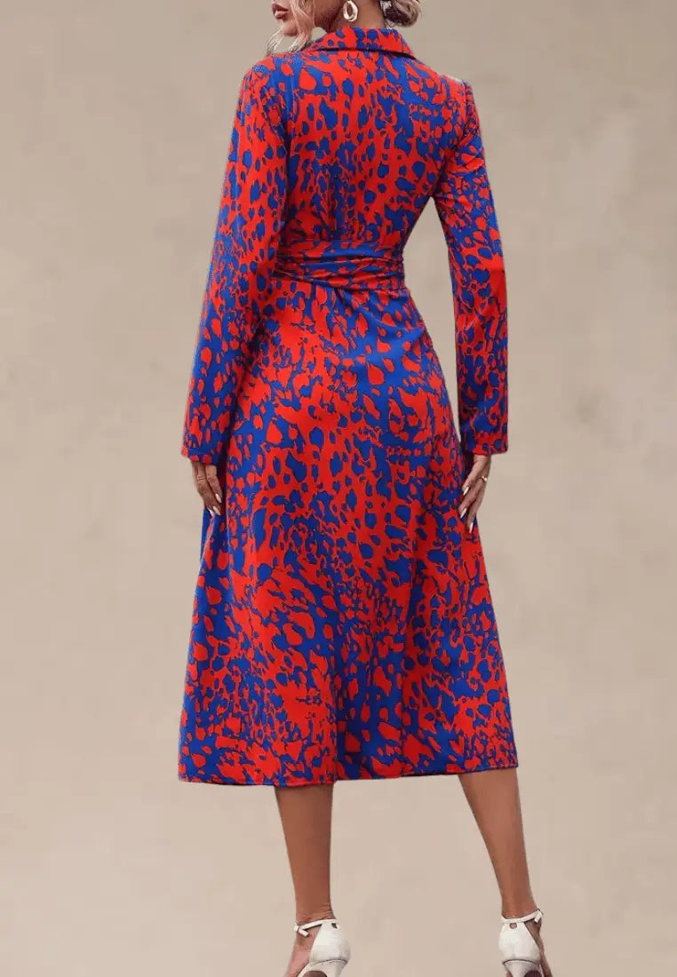 Niebiesko-czerwona sukienka kopertowa z kołnierzem i paskiem